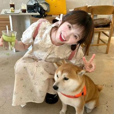 泳池里的女人